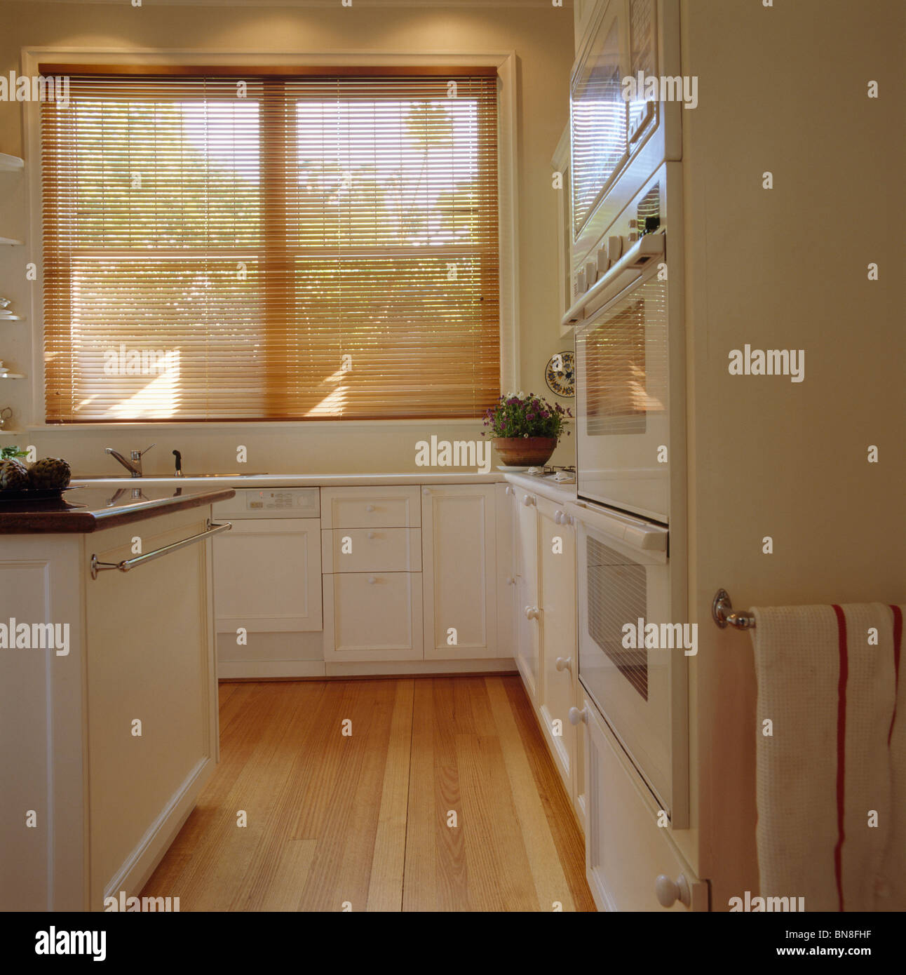 Lattenrost blind und Holz Holzboden in modernen weißen Küche Stockfoto