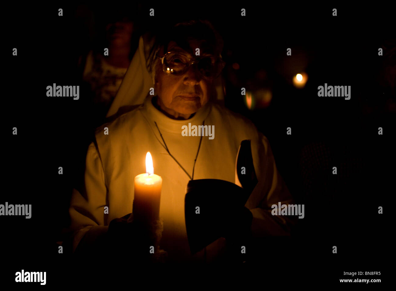 Eine Nonne mit einer Kerze besuchen eine Messe während der Karwoche feiern in Oaxaca, Mexiko, 12. April 2009. Stockfoto