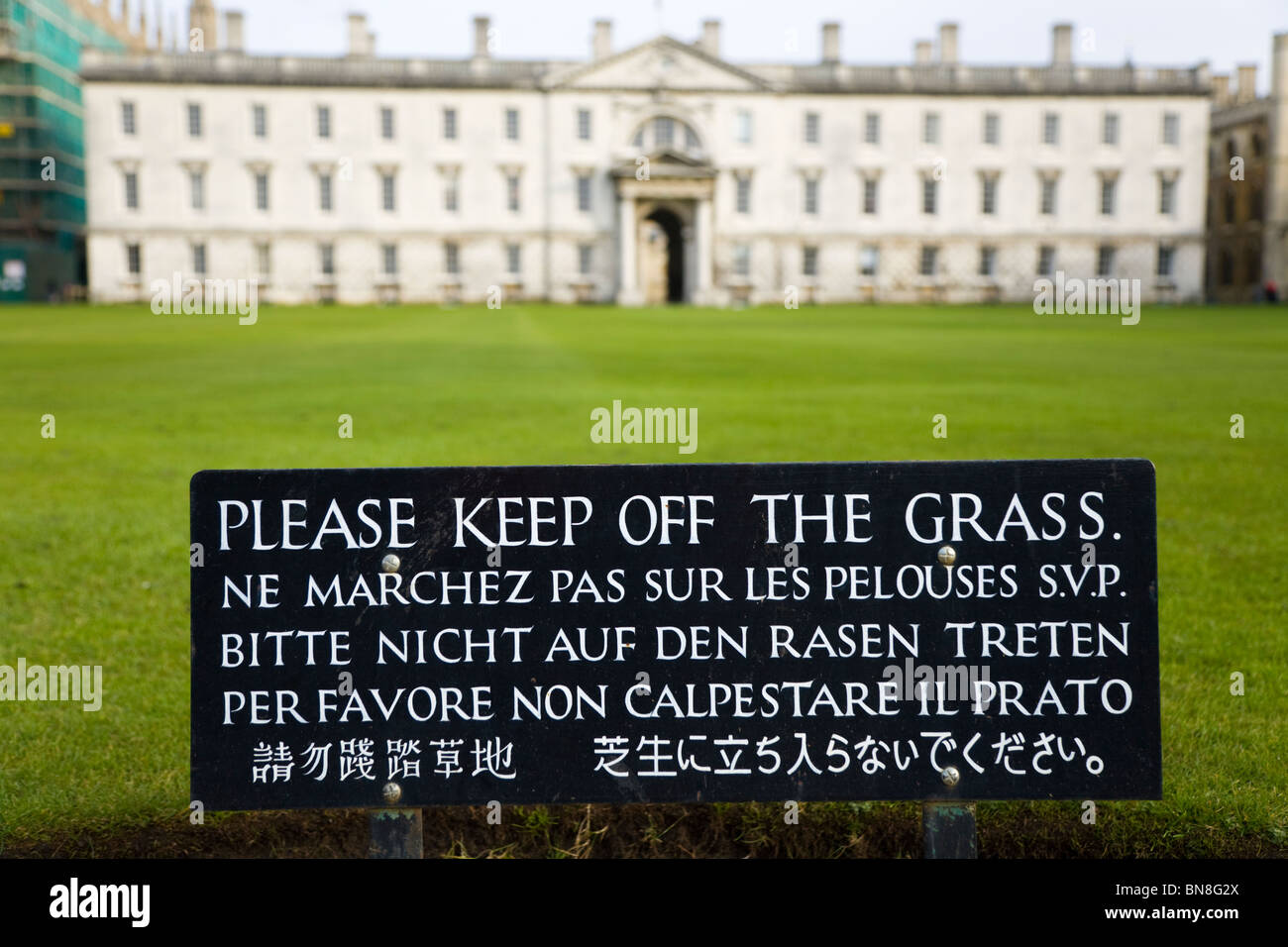 'Keep off the Grass' Schild an wieder Rasen vor der Gibb Gebäude, von der Rücken des Kings College, Cambridge. Stockfoto