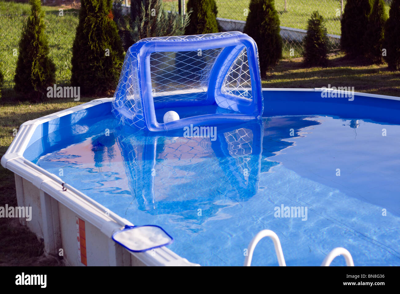 Gartenpool mit Wasserball Tor. Stockfoto