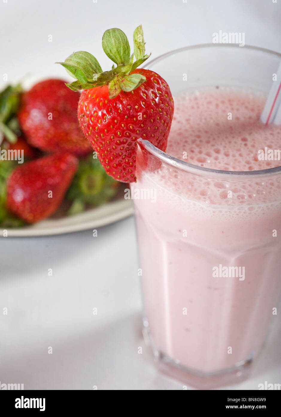 Frische Erdbeer Smoothie zu trinken, in ein Glas mit frischen Früchten Stockfoto