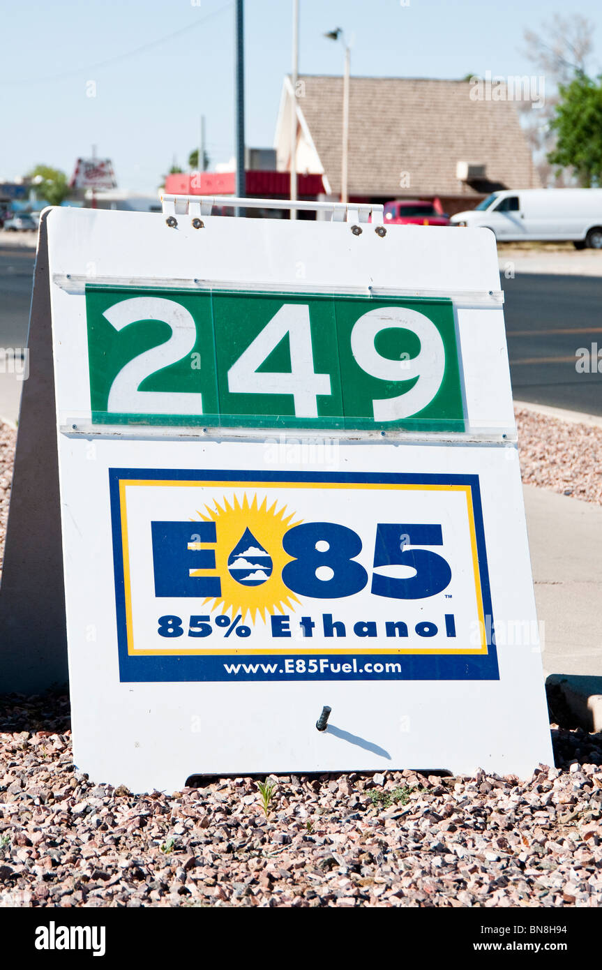 Ein Schild auf dem Bürgersteig wirbt Kraftstoff E85 85 % Ethanol vermischt. Stockfoto