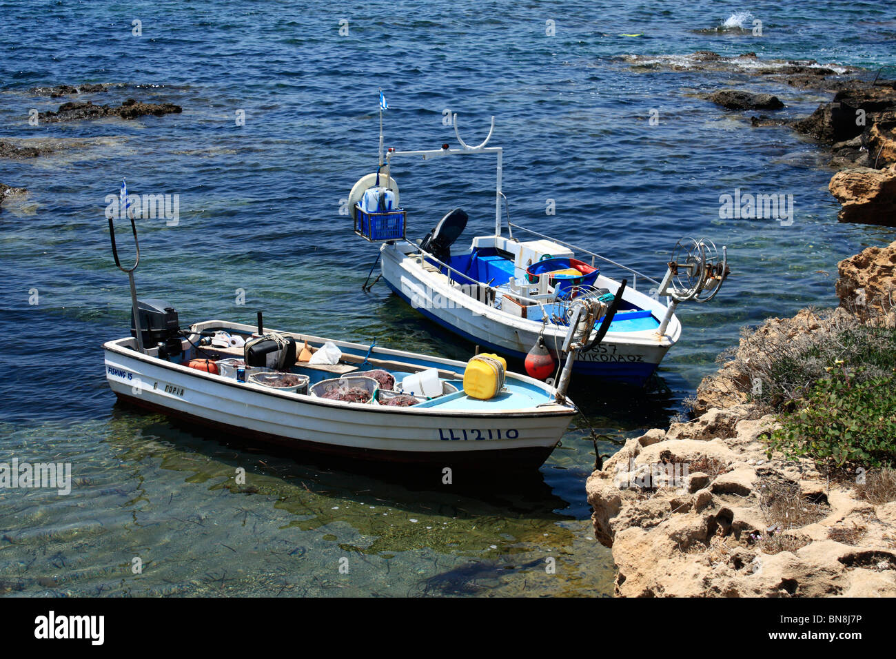 Angelboote/Fischerboote vor Anker in der Nähe von Coral Bay Pafos Zypern EU Europäische Union Europa Stockfoto