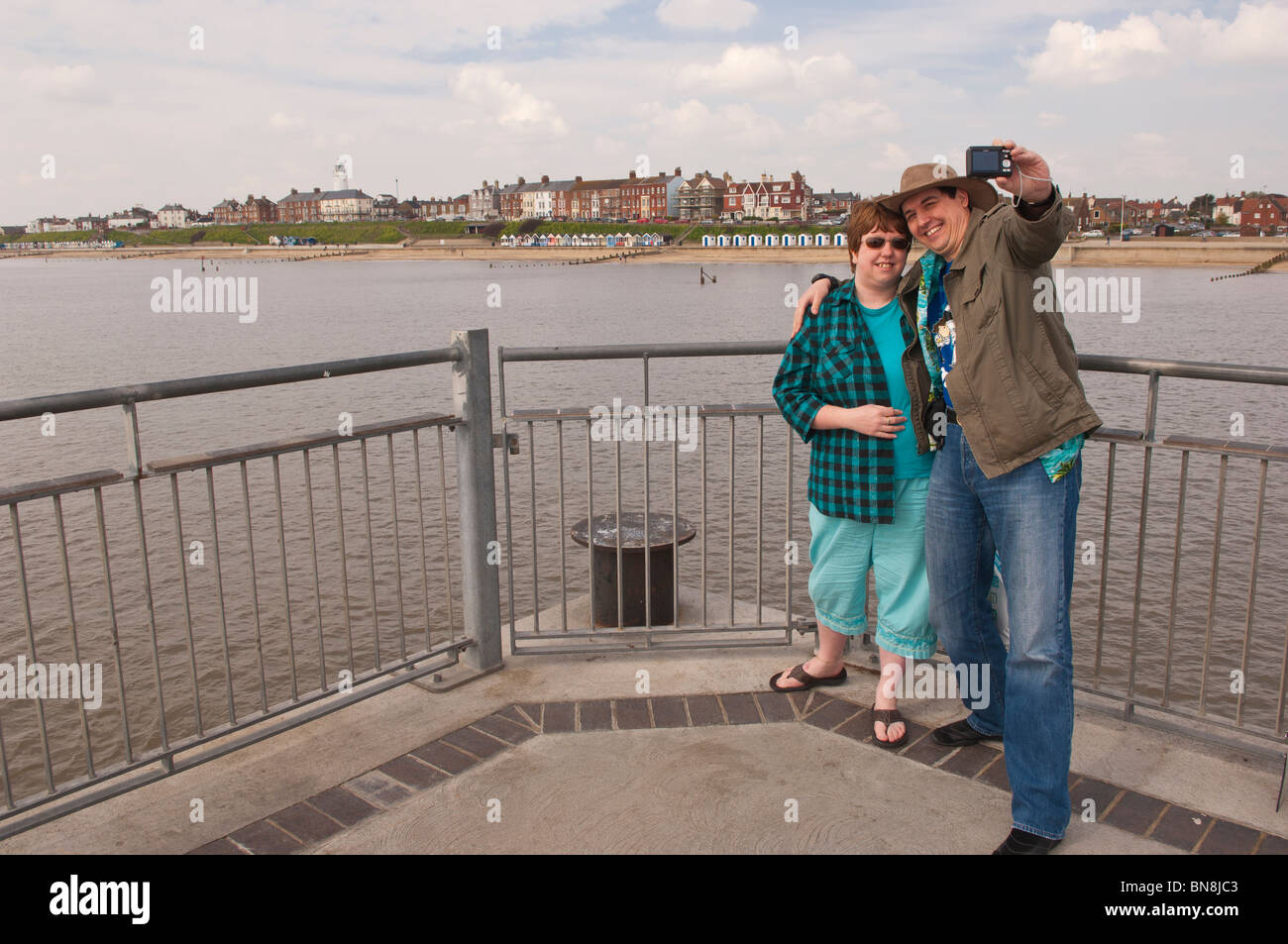 Ein paar fotografieren sich auf dem Pier in Southwold, Suffolk, England, Großbritannien, Uk Stockfoto