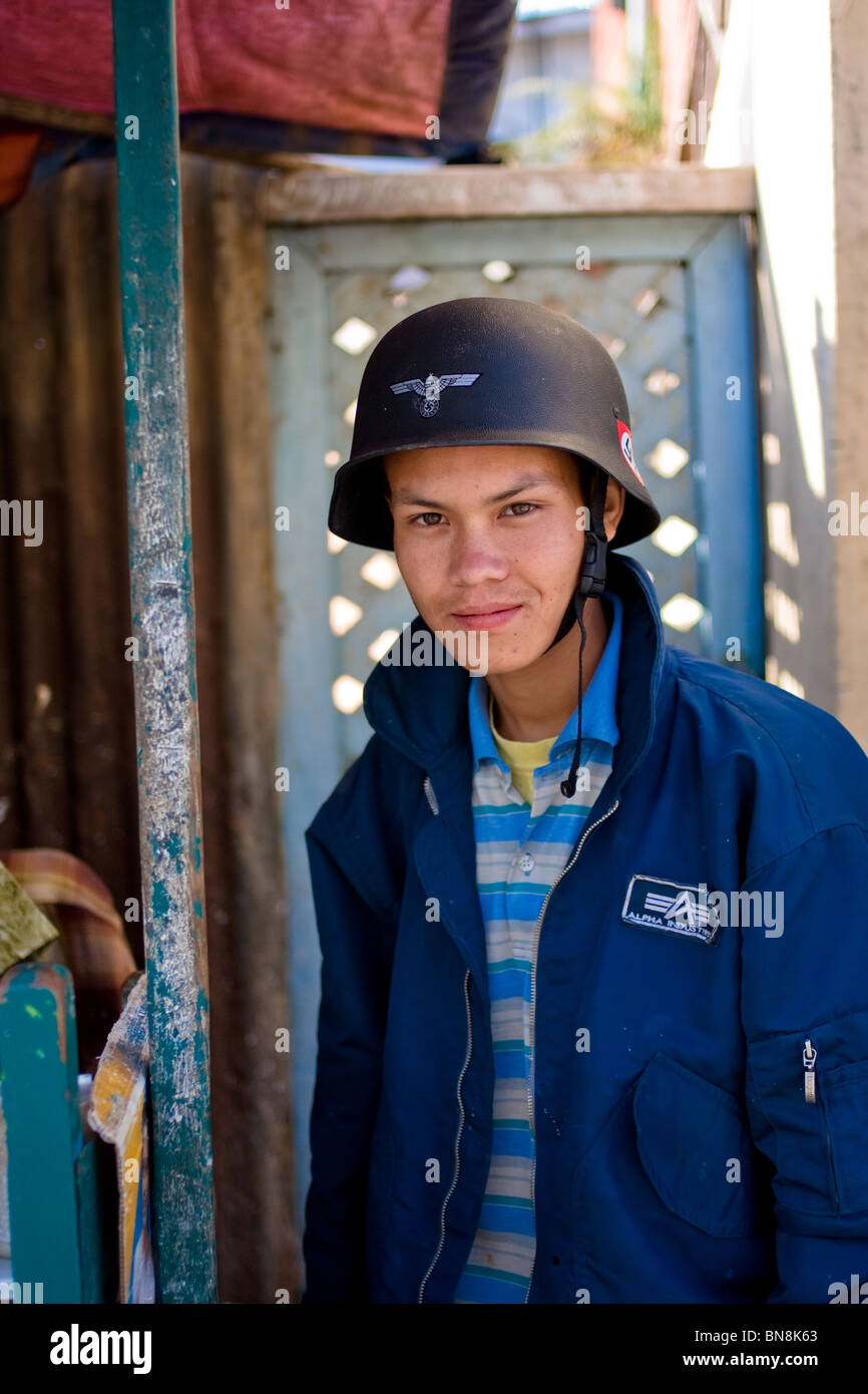 Ein Motorrad-Fahrer mit Wehrmaht Stil Helm mit Nazi-Emblemen im Pyin Oo Lwin (Maymyo), Mandalay-Division, Myanmar (Burma) Stockfoto