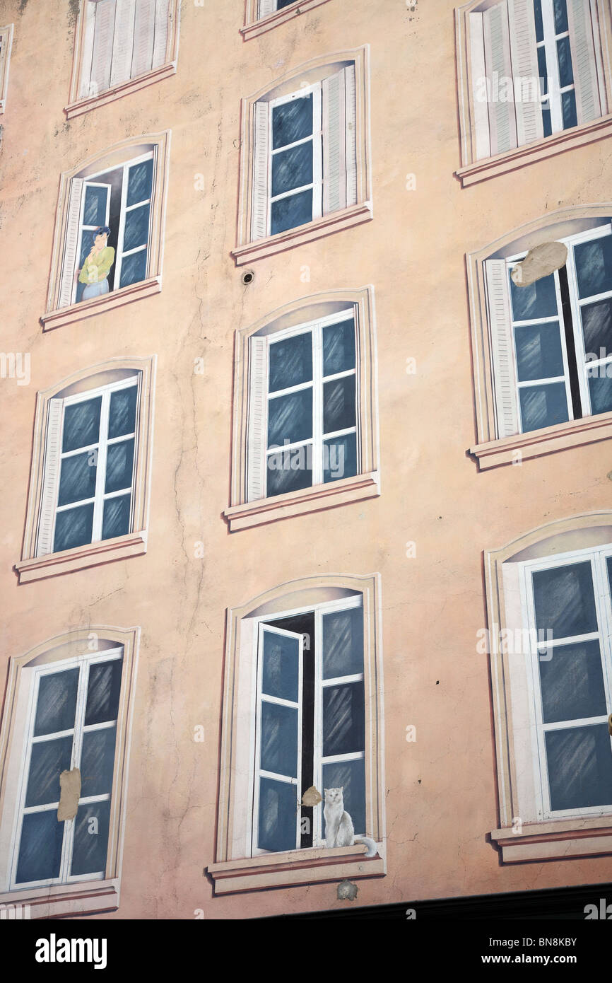 Die Fassade von einem fensterlosen Haus mit gemalten Fenstern, Nancy, Frankreich Stockfoto