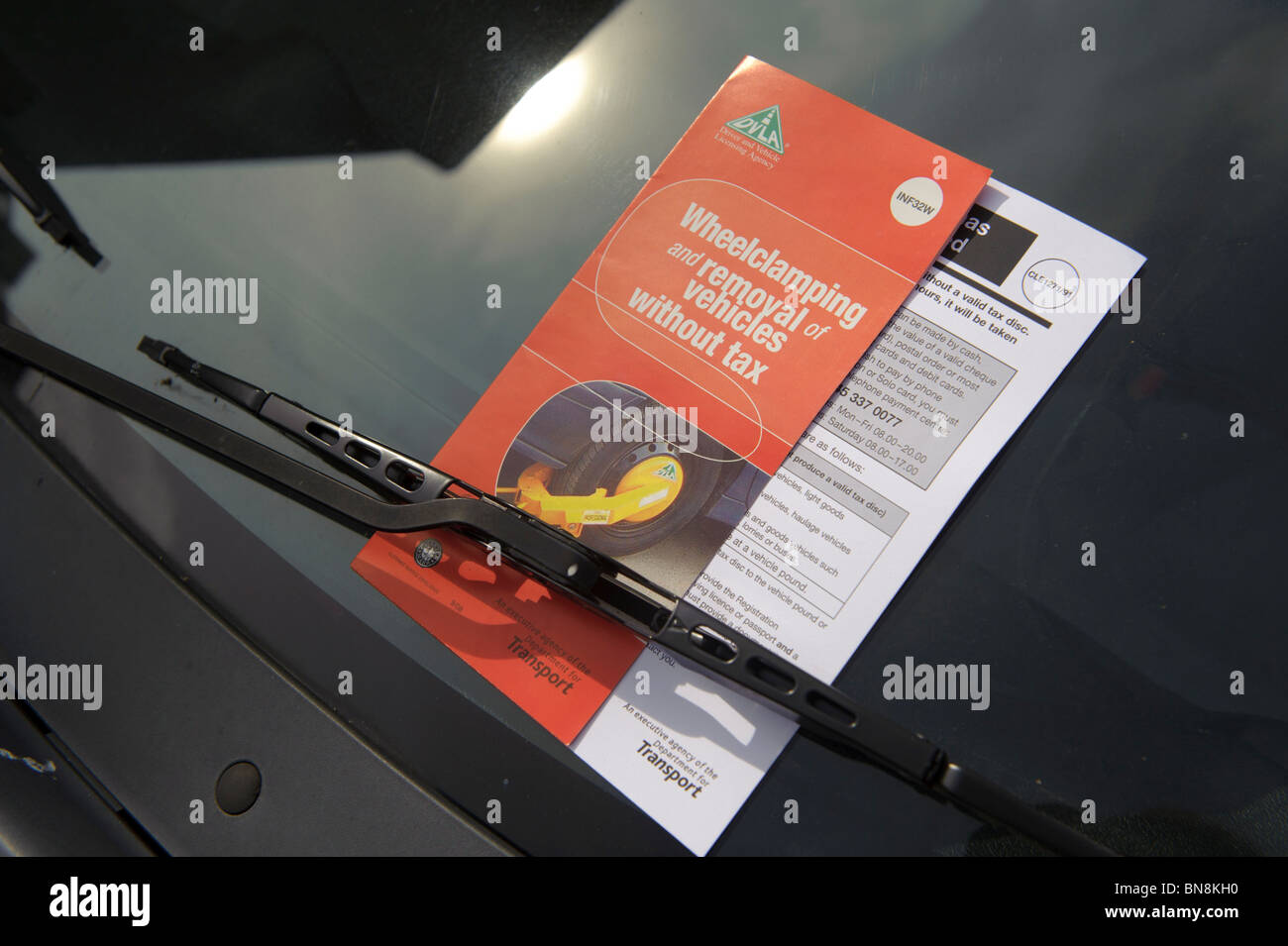 Informationsbroschüre über das Fenster eines Autos mit keine Kfz-Steuer eingespannt durch die DVLA, UK Stockfoto