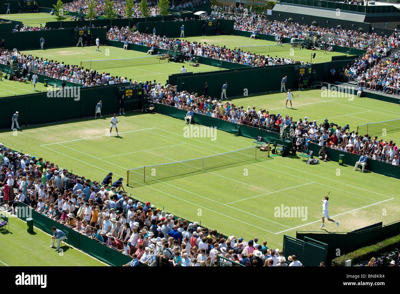 Blick auf die südliche Gerichte Gerichte 6 und 5 im Vordergrund zeigt, während die Wimbledon Tennis Championships 2010 Stockfoto