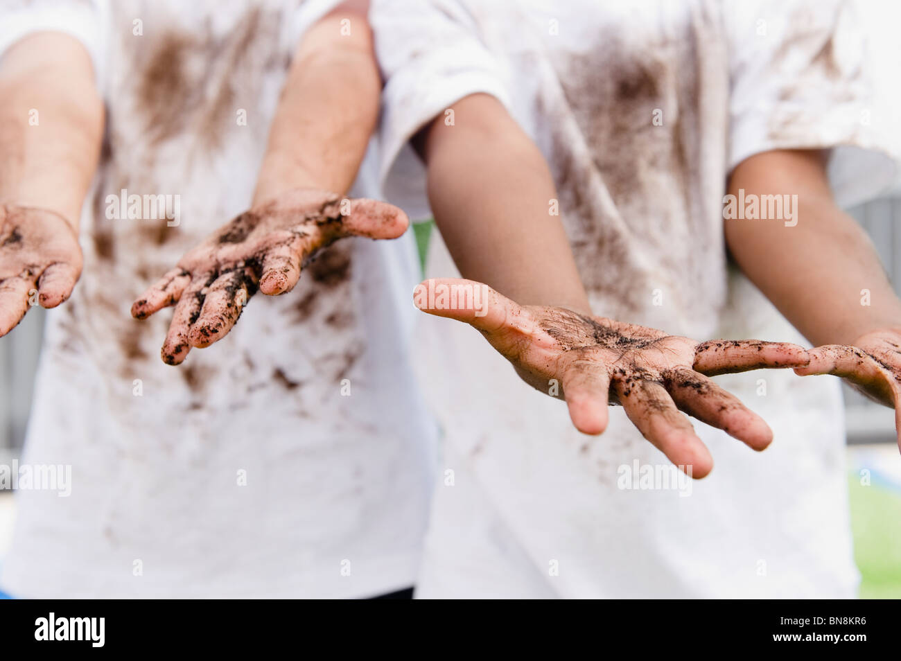 Jungs, die ihre schmutzige Hände anzeigen Stockfoto