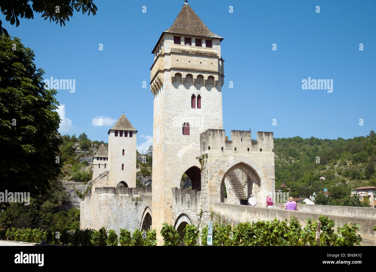 Pont Valentré in Cahors, 14.-Juragebietes befestigt Brücke überspannt den Fluss Lot, ist ein Anziehungspunkt für Touristen, die gerne zu Fuß über Stockfoto