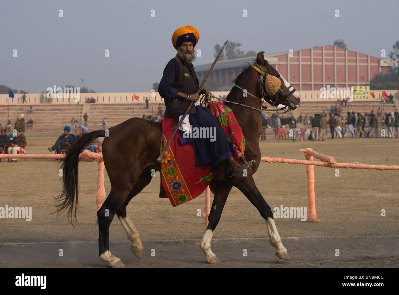 Pferd-Indien Muktsar Nihang Sikh-Mounter-Krieger Stockfoto