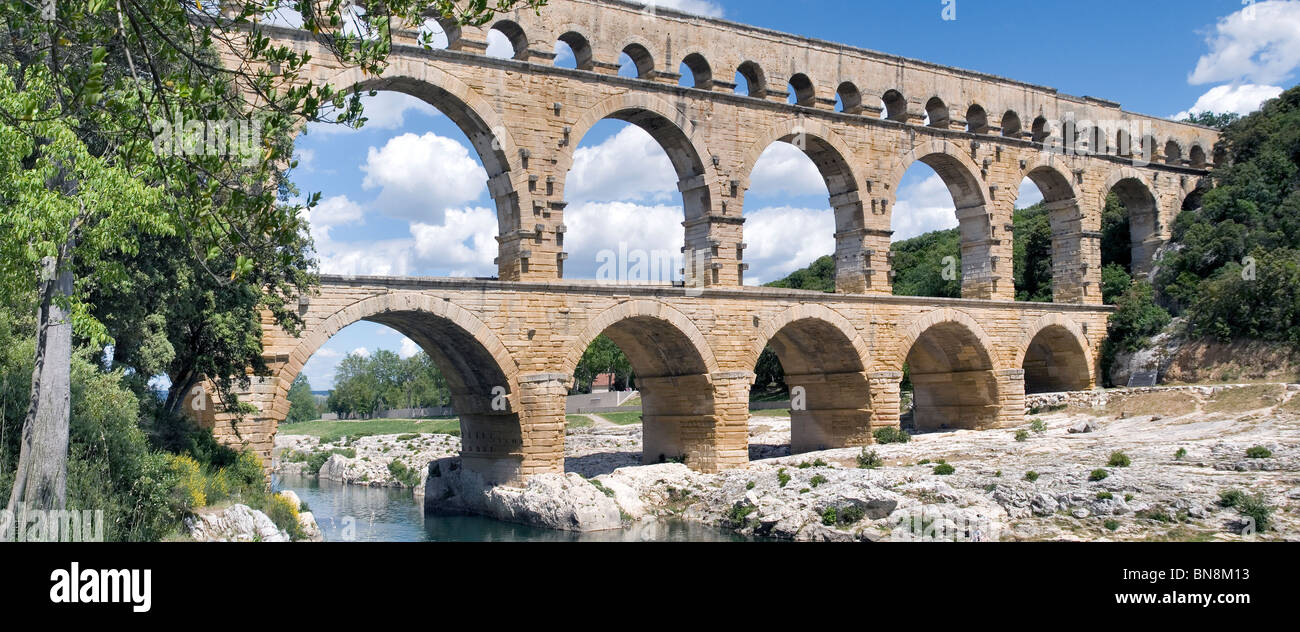 Pont du Gard, berühmte römische Aquädukt in der Nähe von Nimes, UNESCO-Weltkulturerbe. Dies ist ein Bild mit hoher Auflösung. Stockfoto