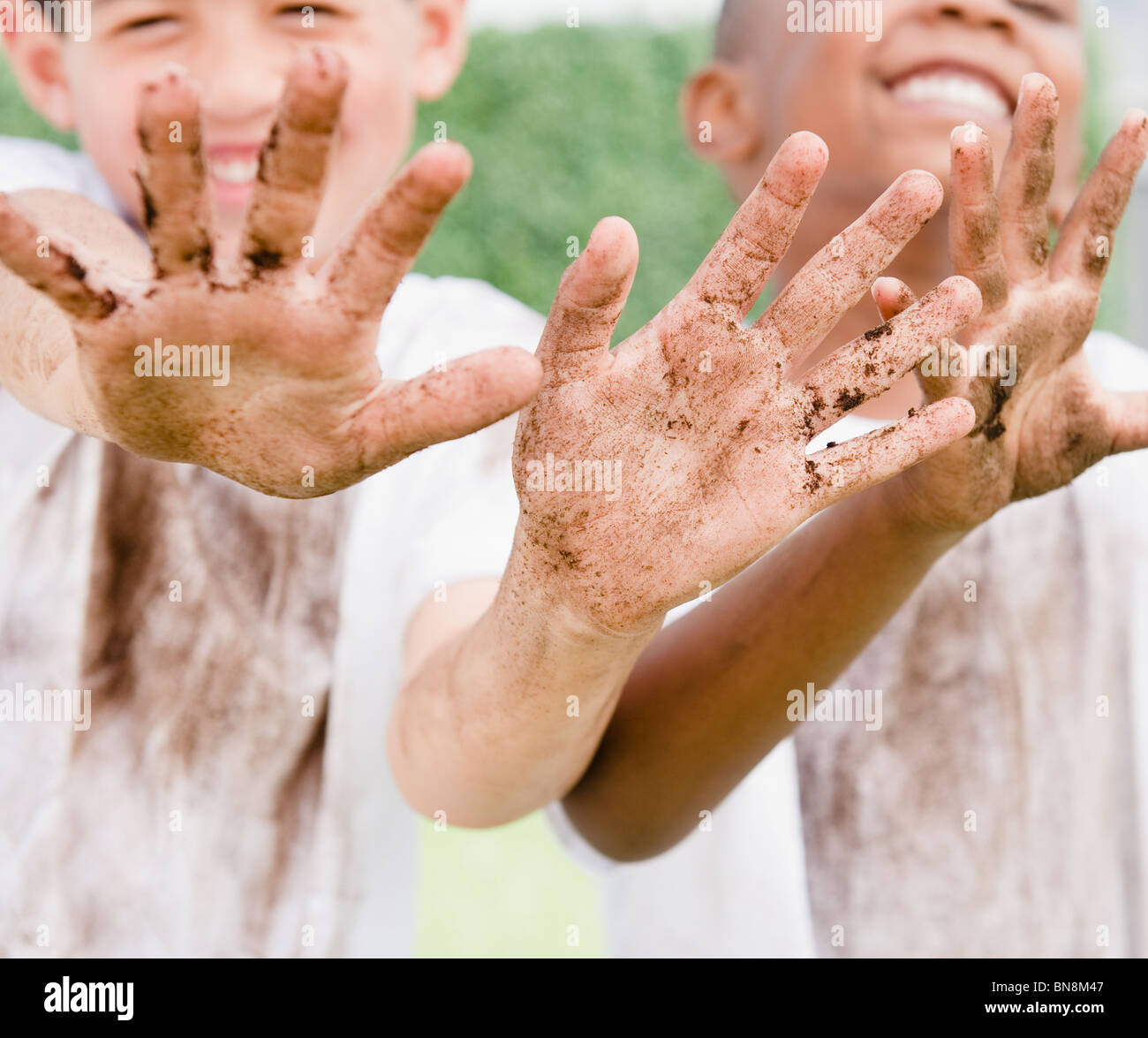 Jungs, die ihre schmutzige Hände anzeigen Stockfoto