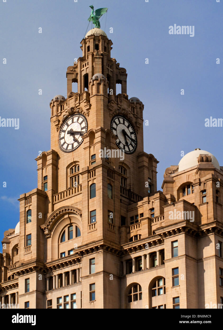 Das Royal Liver Building auf dem Molenkopf in der Nähe von River Mersey in Liverpool England eröffnet 1911 entworfen von Walter Aubrey Thomas Stockfoto