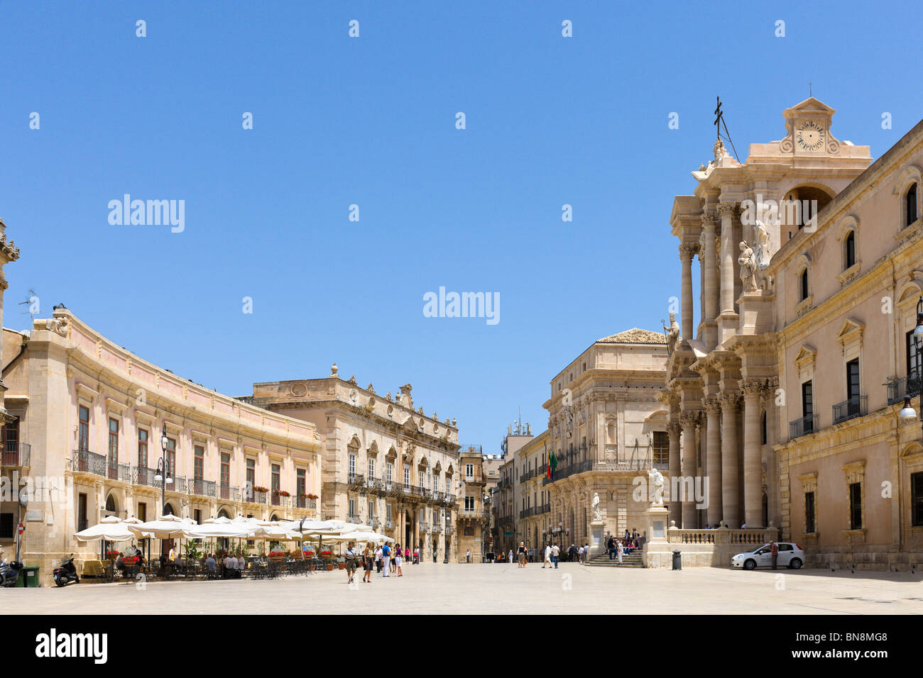 Piazza del Duomo mit dem Dom auf der rechten Seite des Schusses, Ortigia, Syrakus (Siracusa), Sizilien, Italien Stockfoto