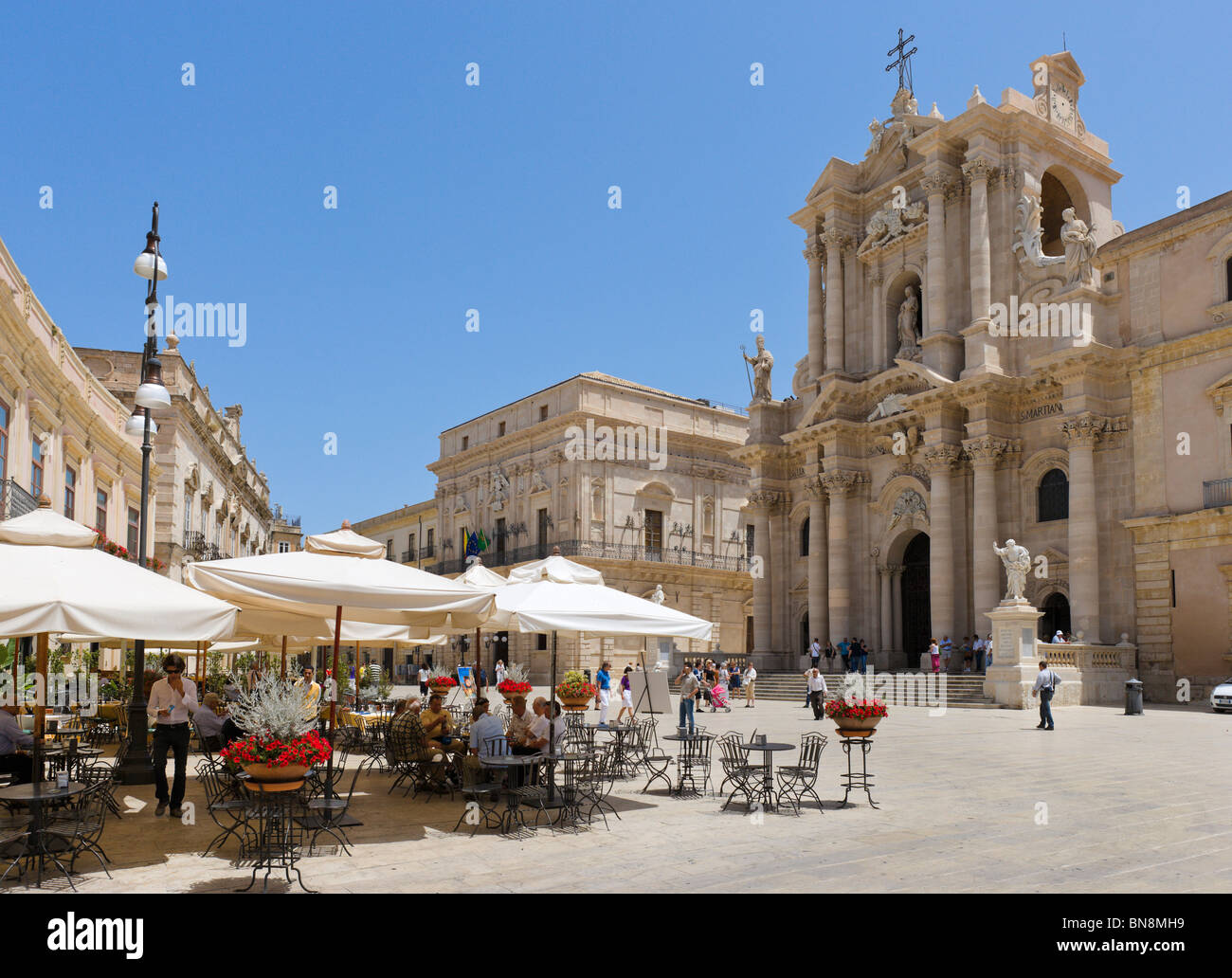 Straßencafé in der Piazza del Duomo mit der Kathedrale hinter Ortigia, Syrakus (Siracusa), Sizilien, Italien Stockfoto