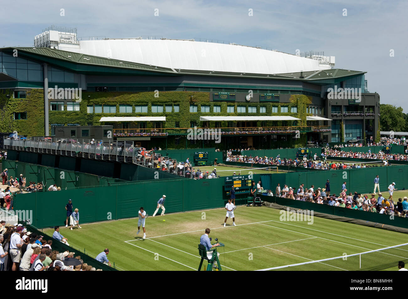 Nach Ansicht des Gerichts 8 mit Centre Court im Hintergrund während Wimbledon Tennis Championships 2010 Stockfoto
