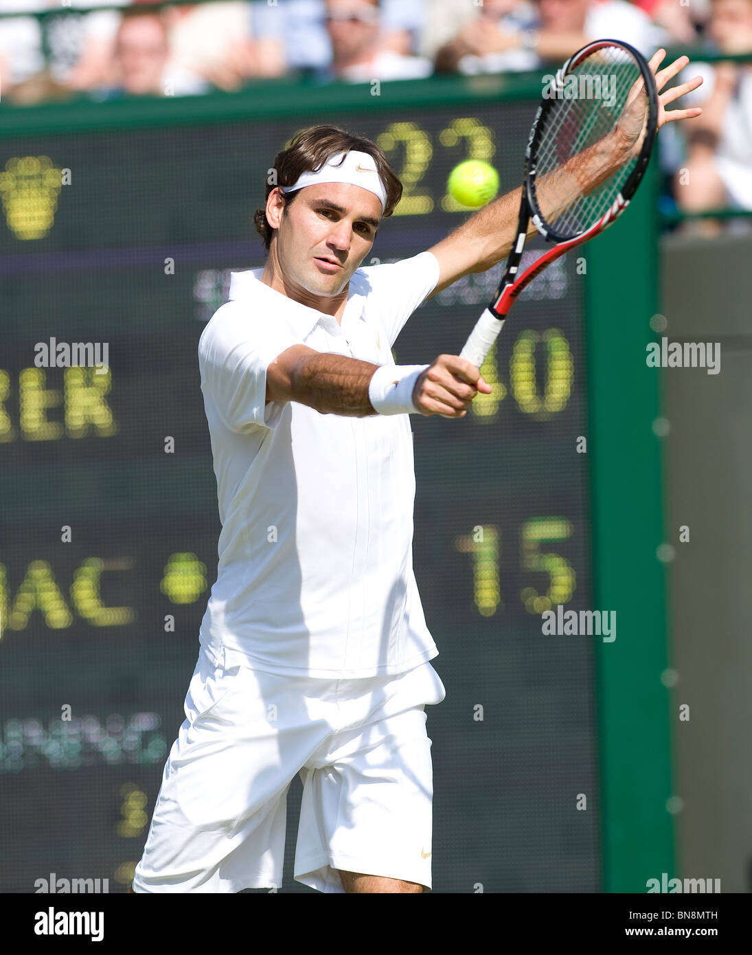 Roger Federer (SUI) in Aktion während Wimbledon Tennis Championships 2010 Stockfoto