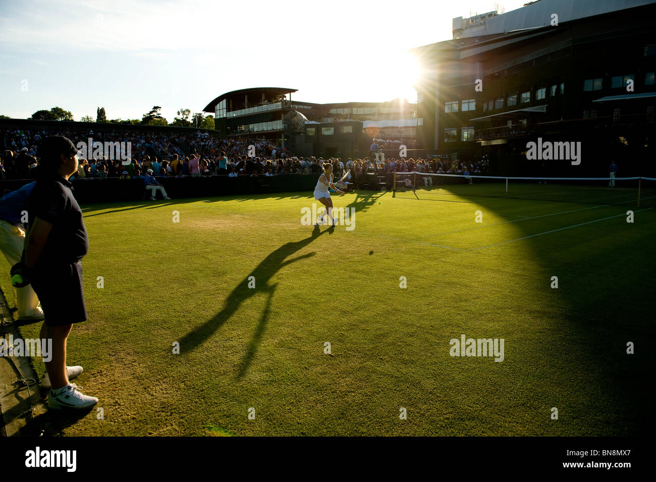 Am Abend Schatten auf Platz 6 in Wimbledon Tennis Championships 2010 Stockfoto