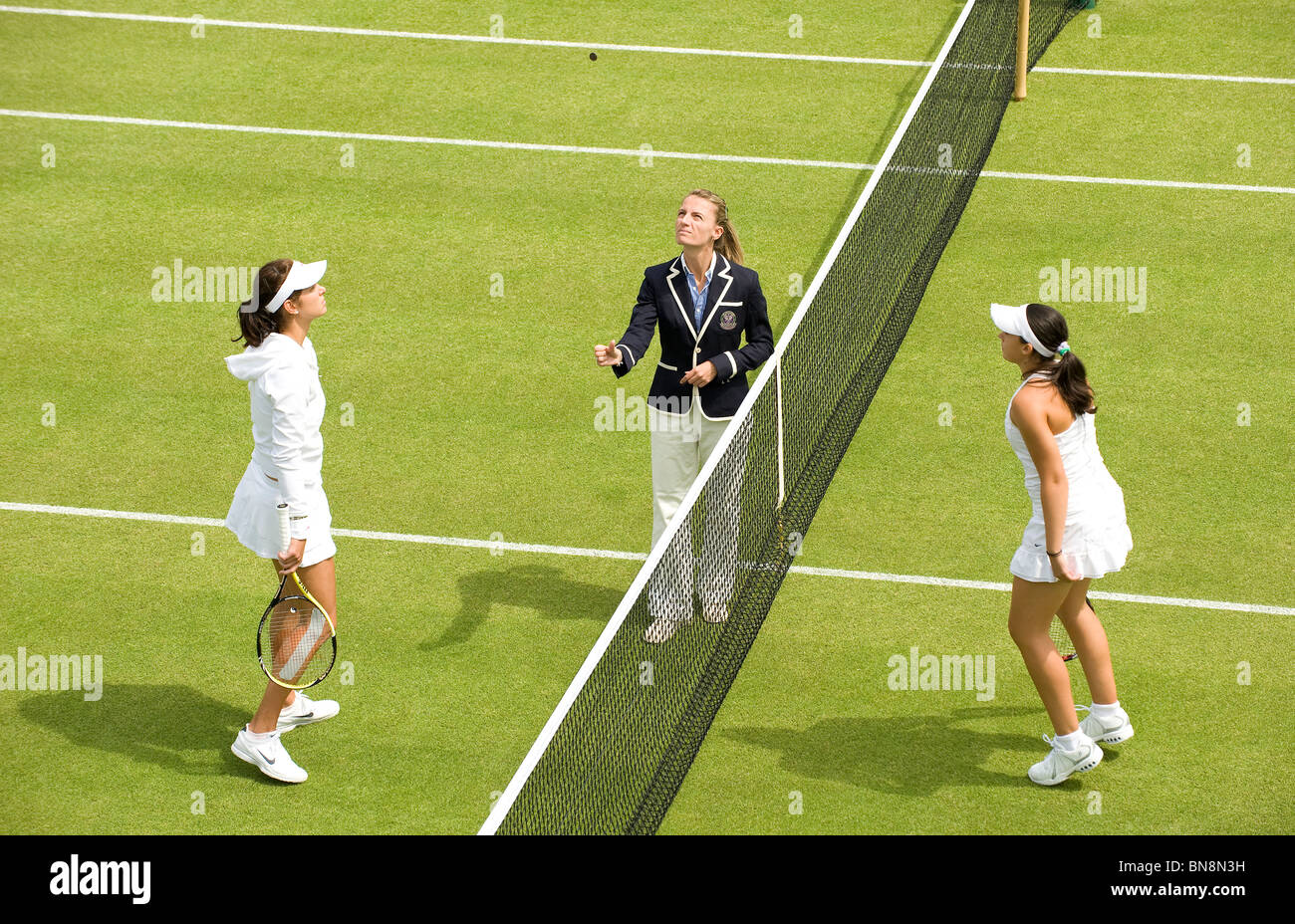 Der Schiedsrichter wirft die Münze vor dem Start eines Spiels während Wimbledon Tennis Championships 2010 Stockfoto