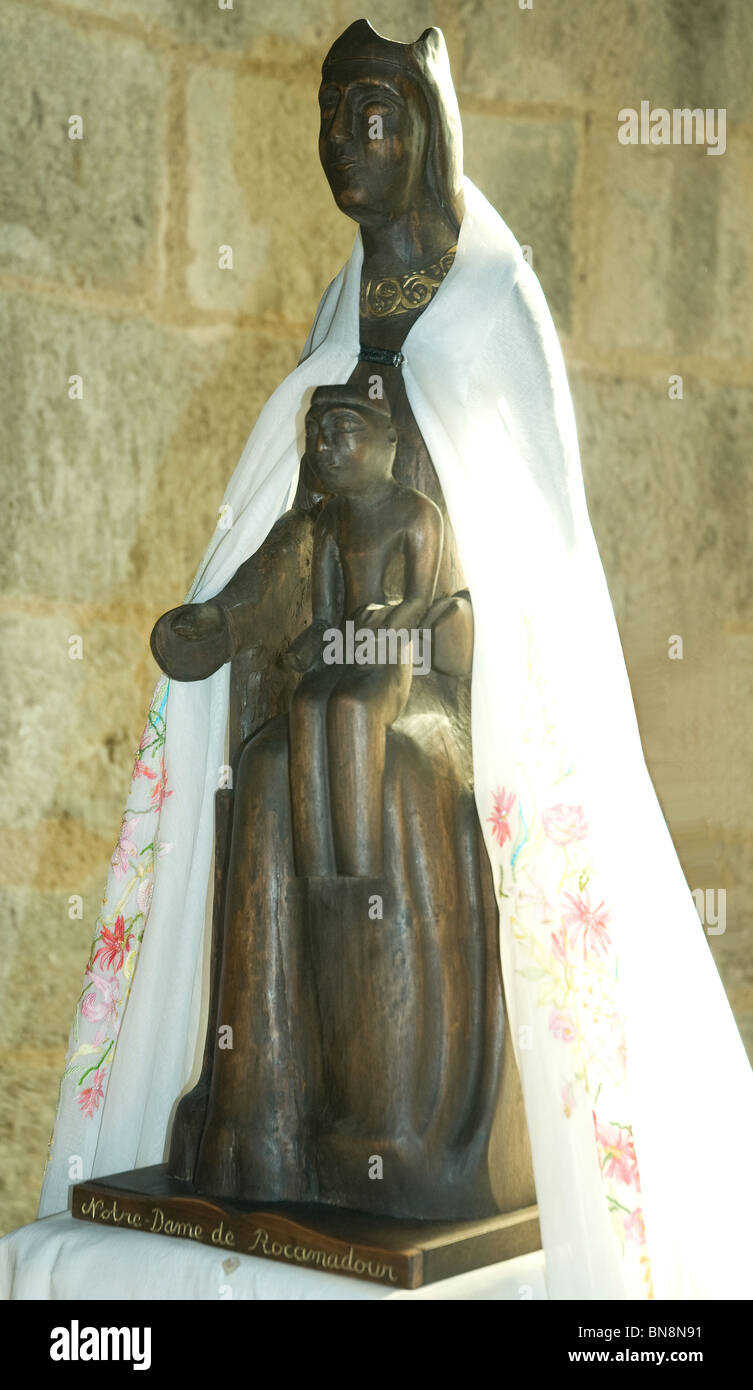 Eine geschnitzte Replik von Rocamadours renommierten schwarzen Madonna und Kind steht für das fragile Original an Wallfahrten Stockfoto