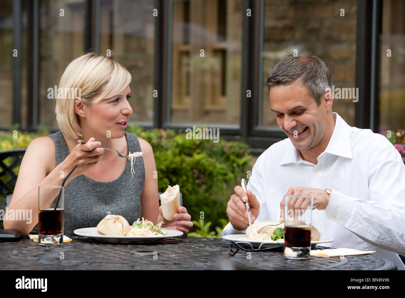 Paar der 30er Jahre essen Mittagessen im Freien im hotel Stockfoto