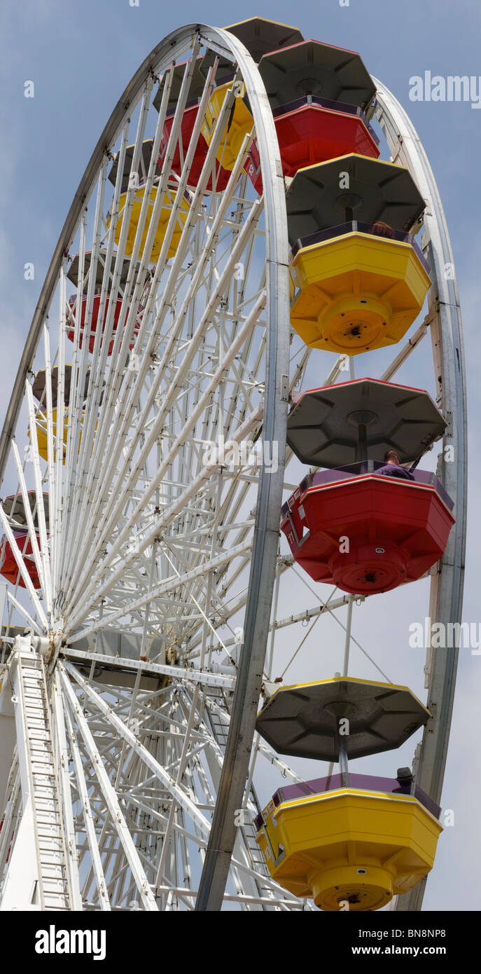 Bild des Riesenrads mit roten und gelben Gondeln am Santa Monica Pier, Los Angeles, Kalifornien. Stockfoto