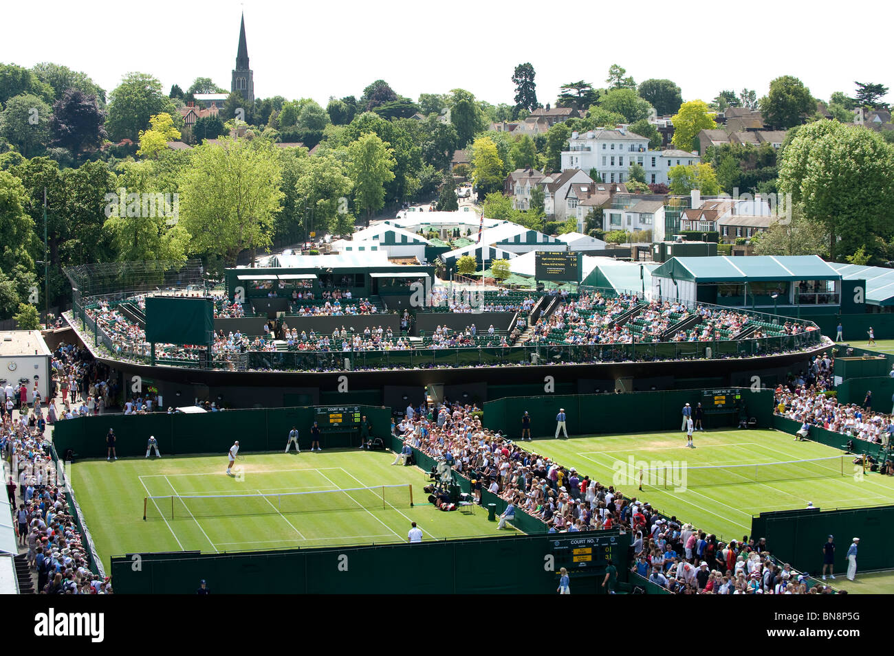 Blick über Gerichte 11 und 10 mit Gericht 2 im Hintergrund während Wimbledon Tennis Championships 2010 Stockfoto