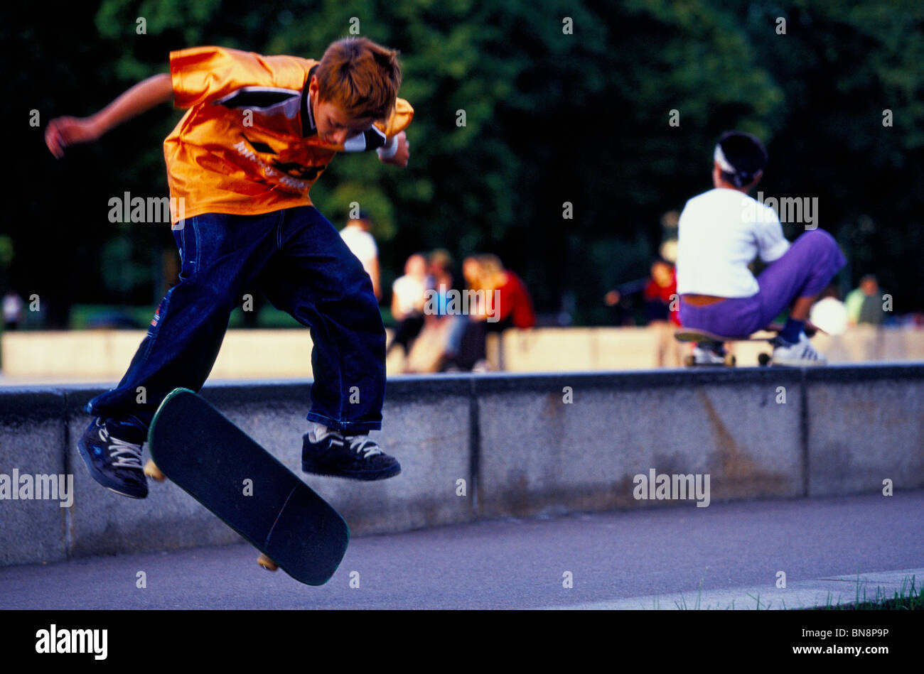 Junge männliche Skater tun einen Kickflip in Frogner Park Oslo-Norwegen Stockfoto