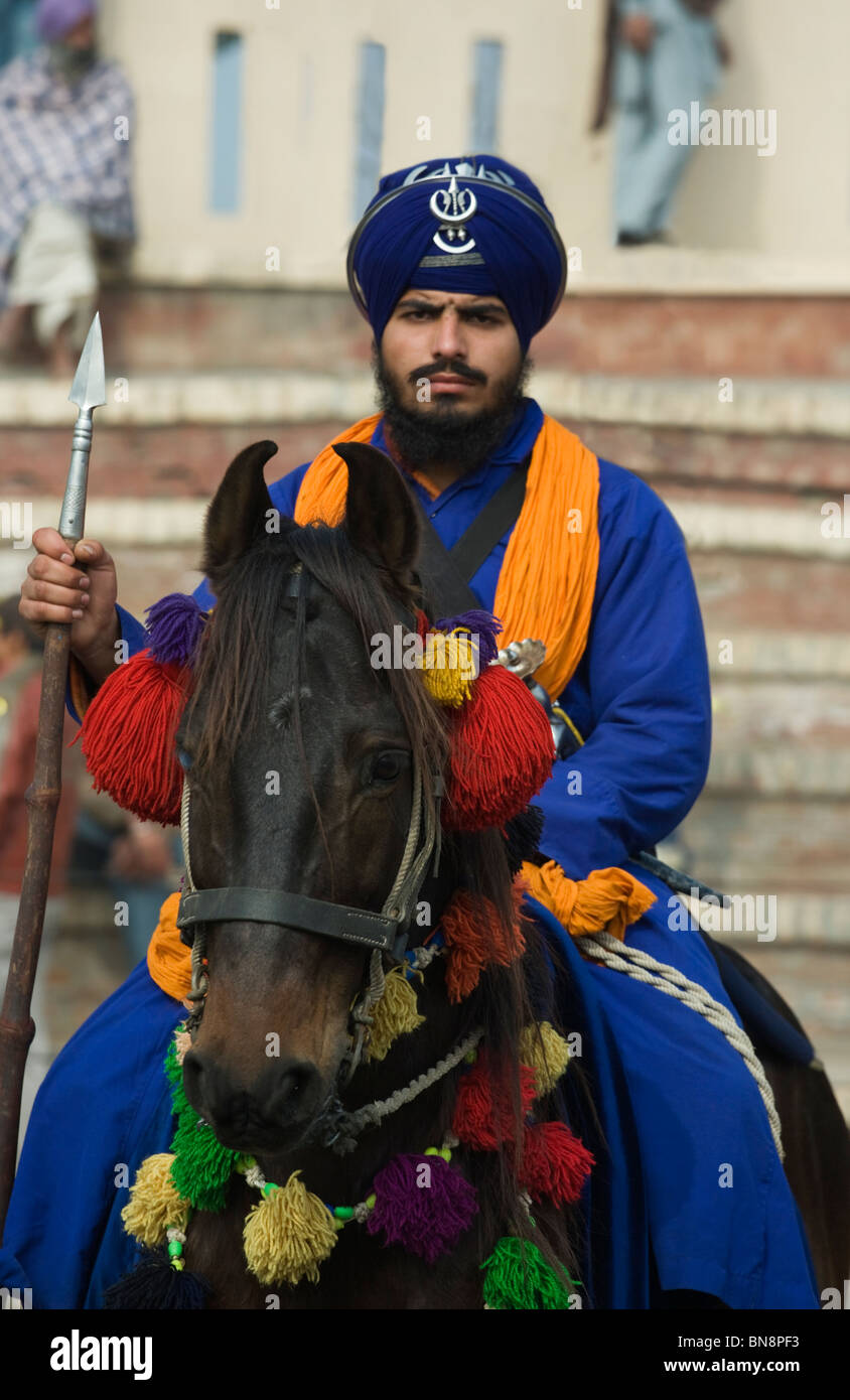 Pferd-Indien Muktsar Nihang Sikh-Mounter-Krieger Stockfoto