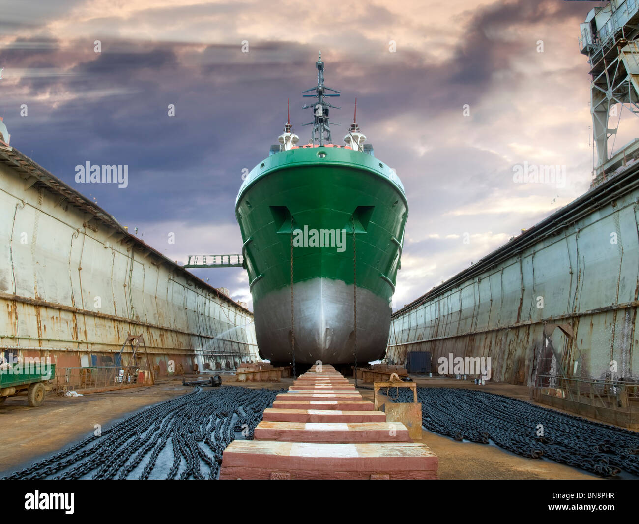 Das Schiff im Trockendock während der Überholung unter dramatischen Himmel Stockfoto