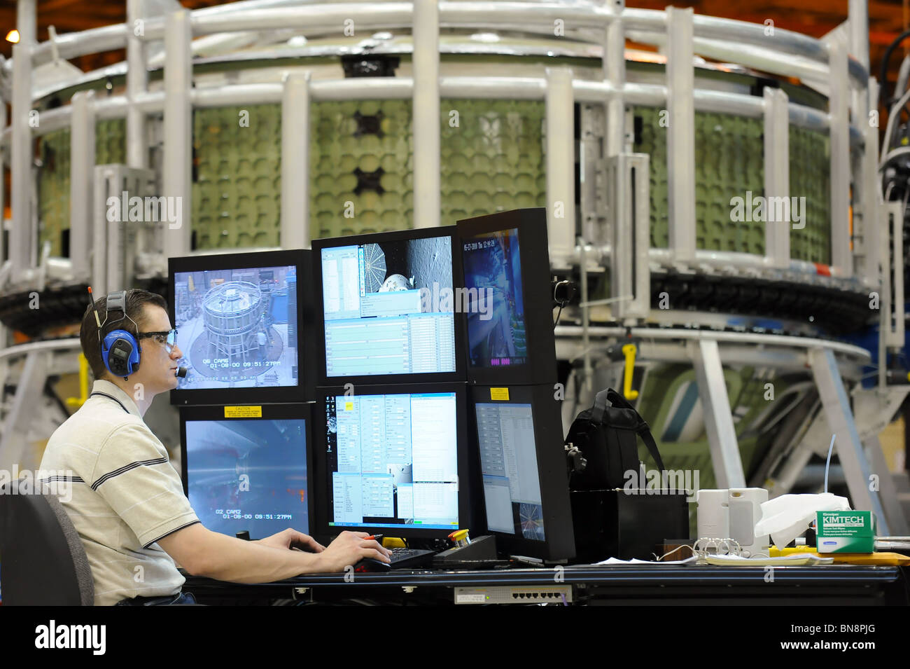 Ein Schweißnaht Techniker überwacht, da die Trennwand und Nosecone von der Orion-Boden-Test-Artikel mit Friktion rühren Schweißen verbunden sind Stockfoto