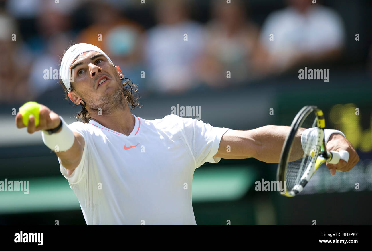 Rafael Nadal (ESP) in Aktion während Wimbledon Tennis Championships 2010 Stockfoto