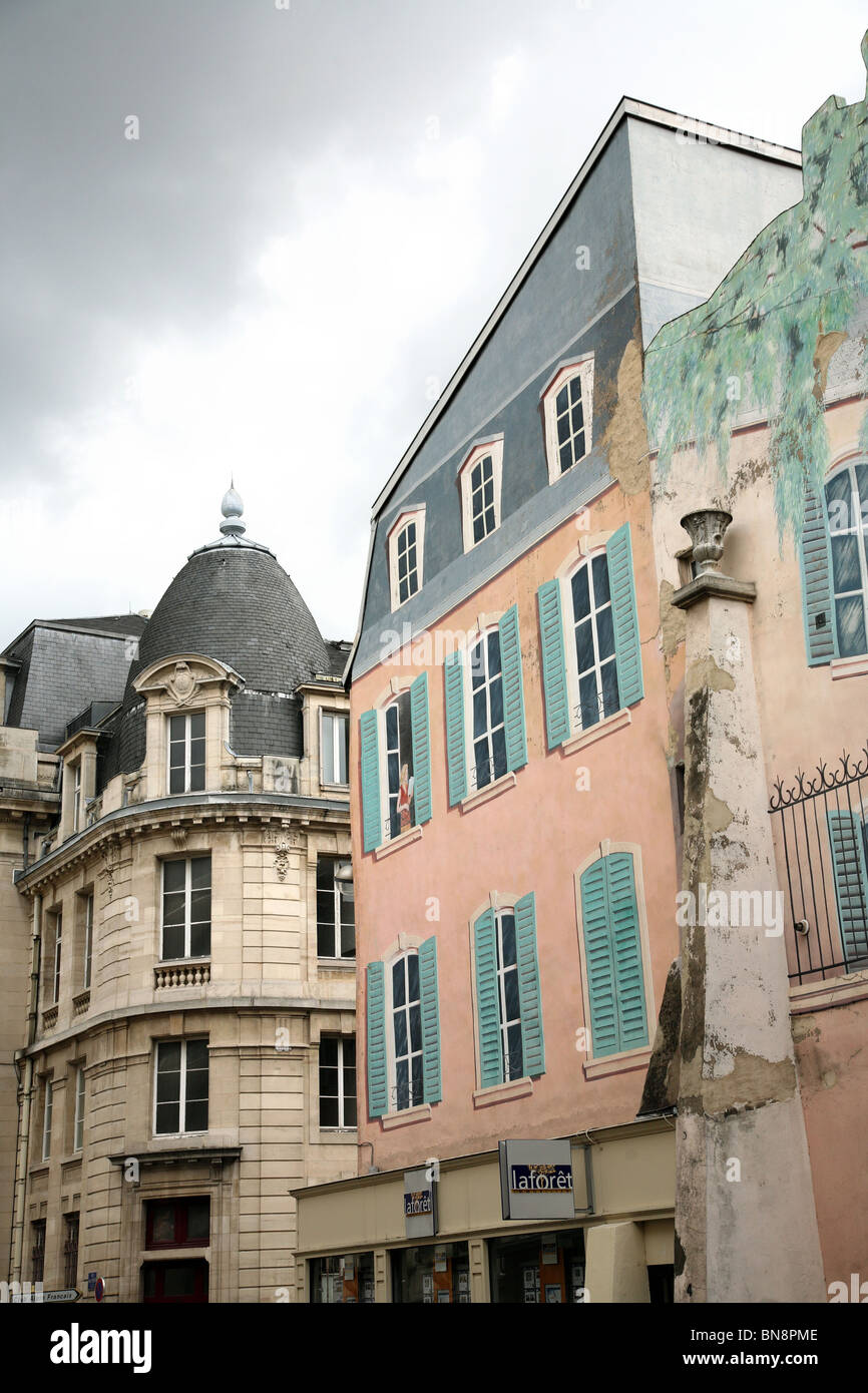 Die Fassade von einem fensterlosen Haus mit gemalten Fenstern, Nancy, Frankreich Stockfoto