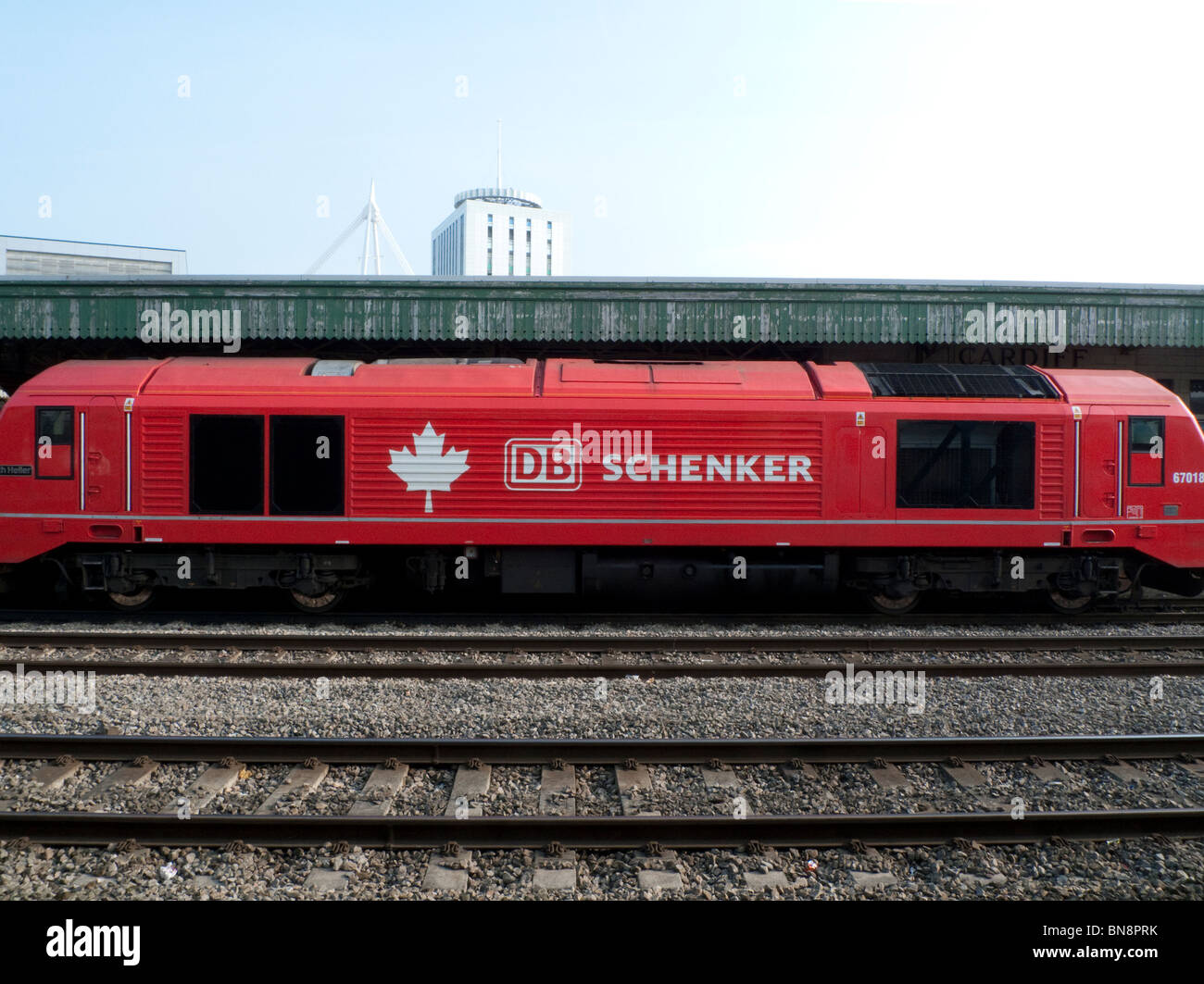 Eine rote Deutsche Schenker Waggon Ladung Zug auf dem Rail Track in Cardiff, Wales, UK KATHY DEWITT Stockfoto