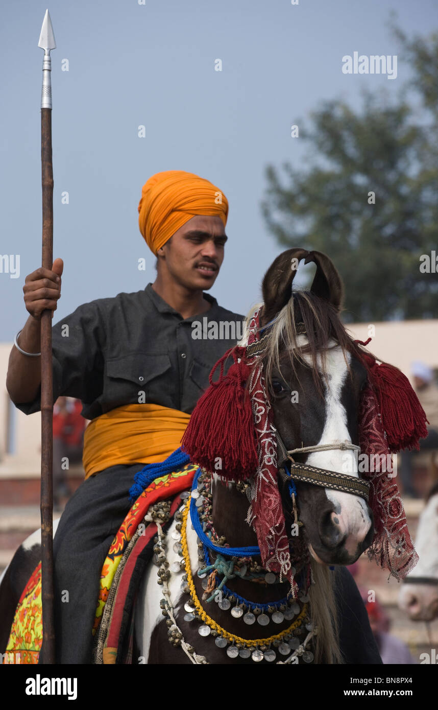 Pferd-Indien Muktsar Nihang Sikh-Mounter-Krieger Stockfoto
