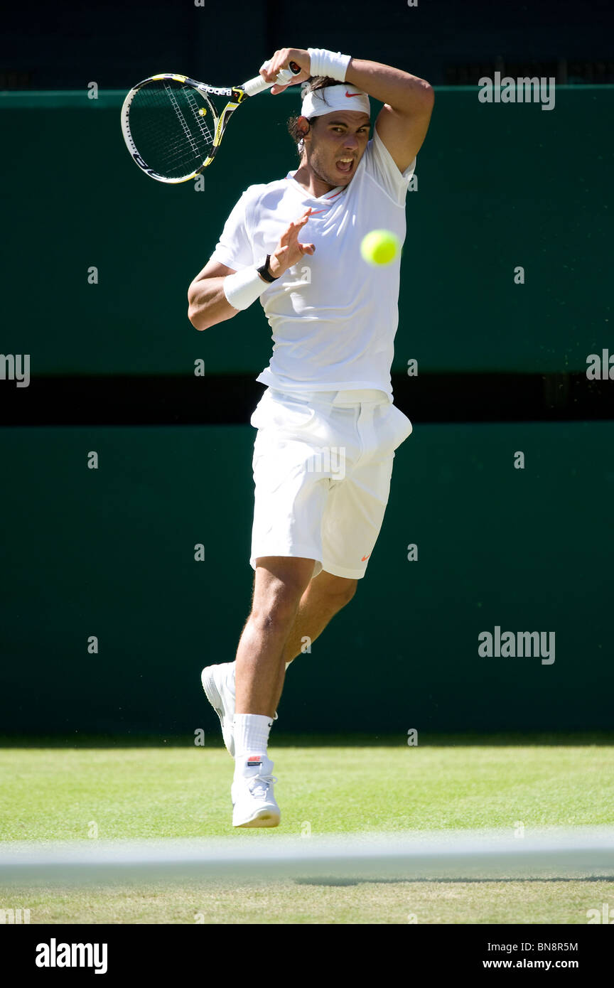 Rafael Nadal (ESP) in Aktion während Wimbledon Tennis Championships 2010 Stockfoto