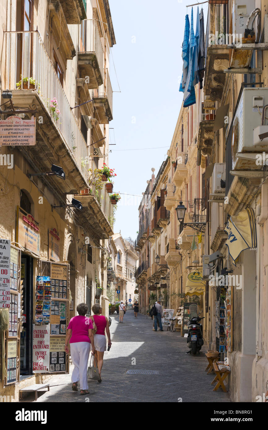 Typische Straße in der Altstadt Ortigia, Syrakus (Siracusa), Sizilien, Italien Stockfoto