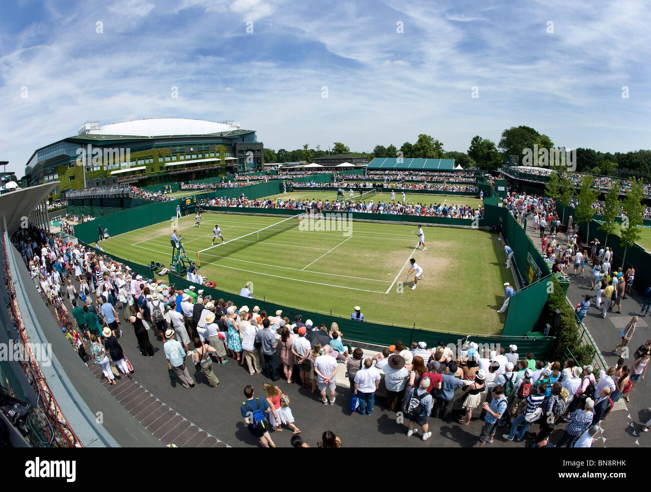 Nach Ansicht des Gerichts 8 mit Centre Court im Hintergrund während Wimbledon Tennis Championships 2010 Stockfoto
