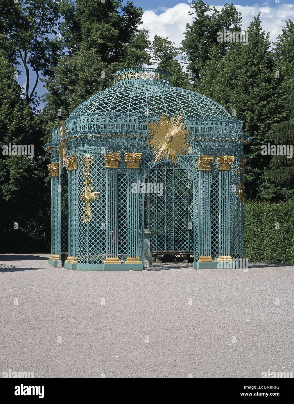 Sans Souci-Palast, Potsdam, Deutschland. Von Frederick II. (der große) von Preußen Garten Pavillon Schmiedeeisen mit vergoldeten Ornamenten. Stockfoto