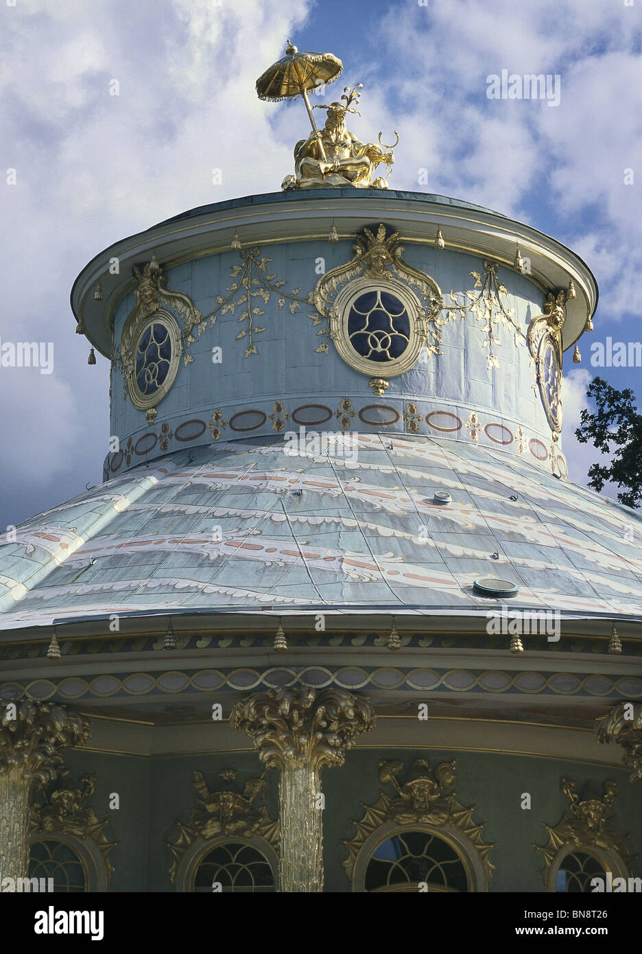 Sans Souci-Palast, Potsdam, Deutschland. Von Frederick II. (der große) von Preußen für sich selbst. Chinesisches Teehaus, Dach-detail Stockfoto