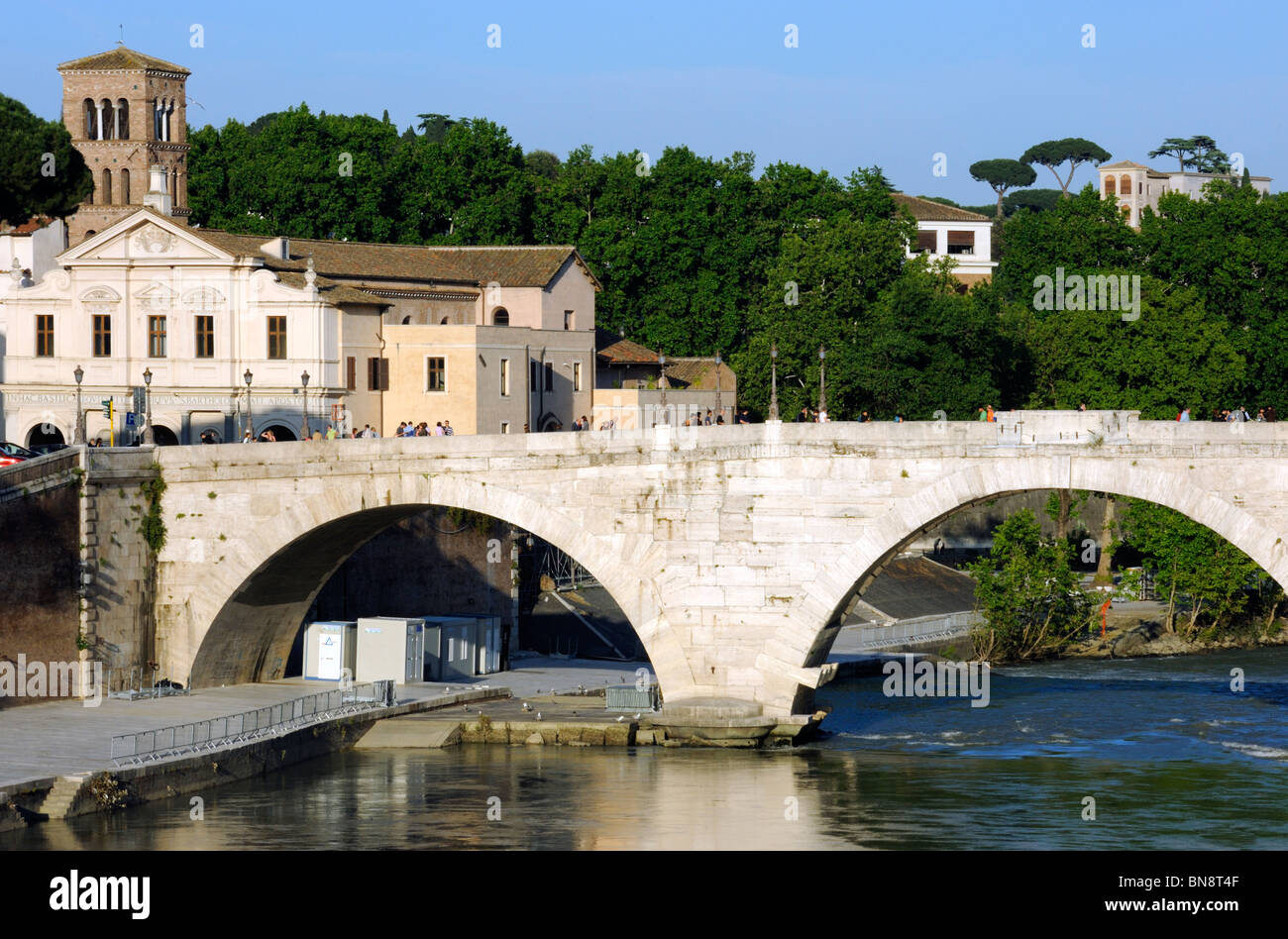 Die Ponte Garibaldi verbindet Trastevere mit Isola Tiberina, Rom Stockfoto