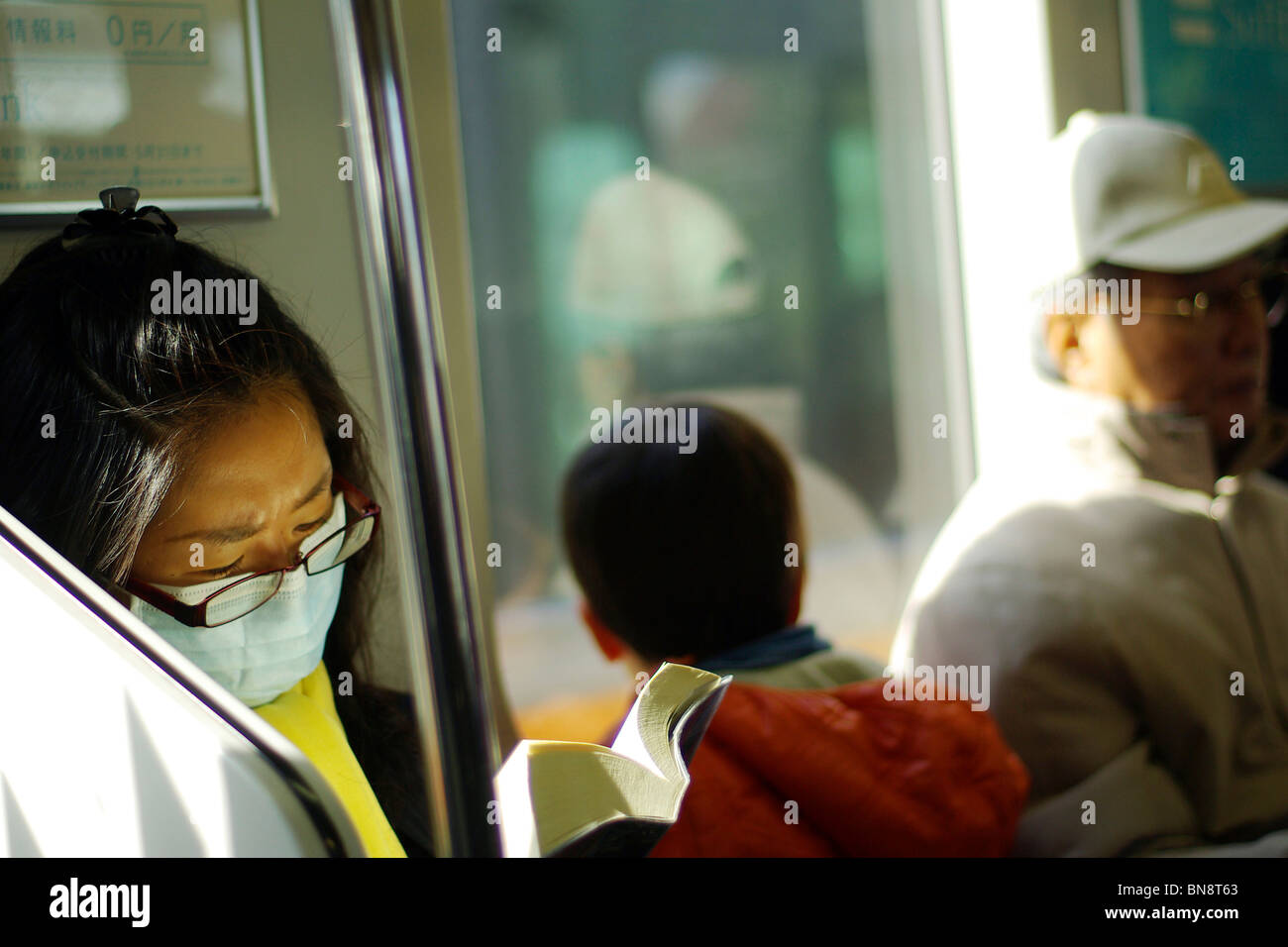 Pendler auf der Tokio-Verkehrsmittel eine Gesichtsmaske tragen zu helfen, die Ausbreitung von Keimen zu verhindern und vor Verschmutzung schützen. Stockfoto