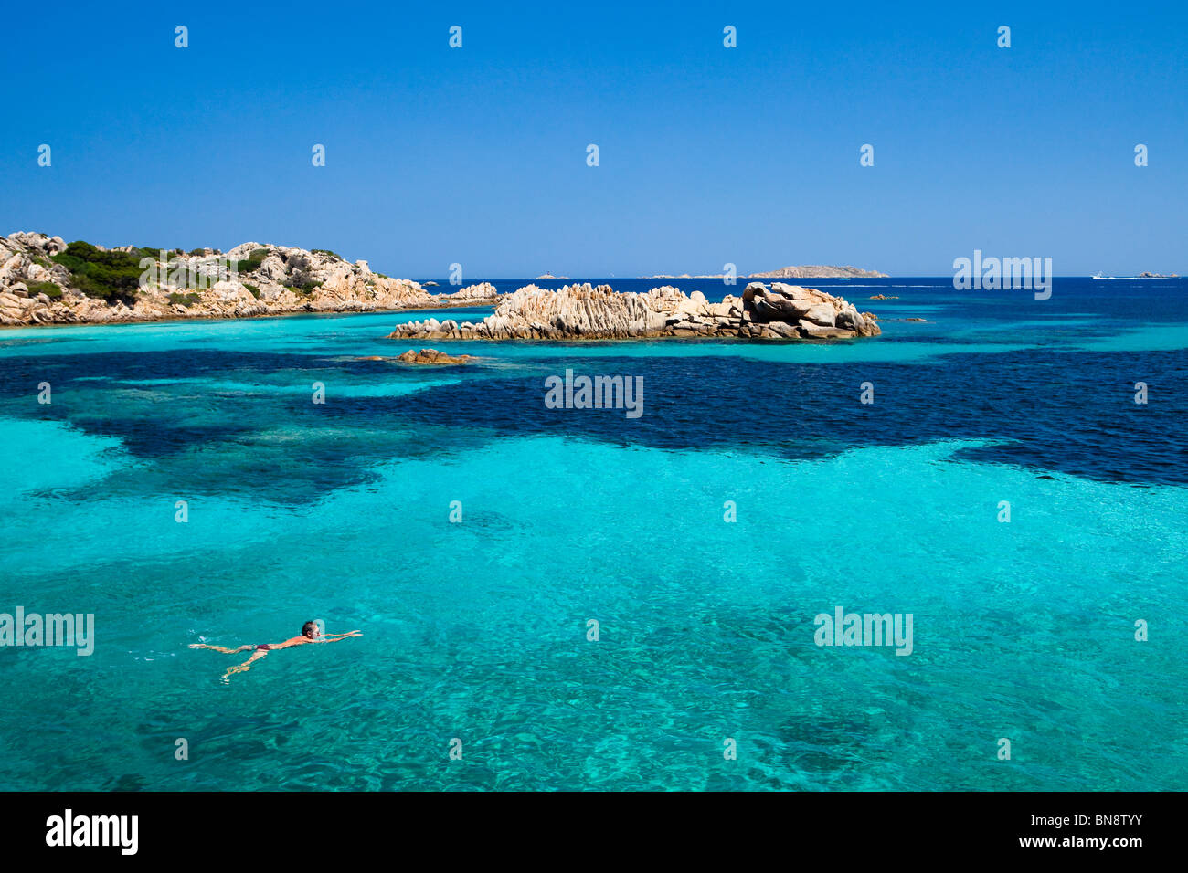 Mann, schwimmen auf der Insel Budelli, Teil des Archipels La Maddalena in Sardinien Stockfoto