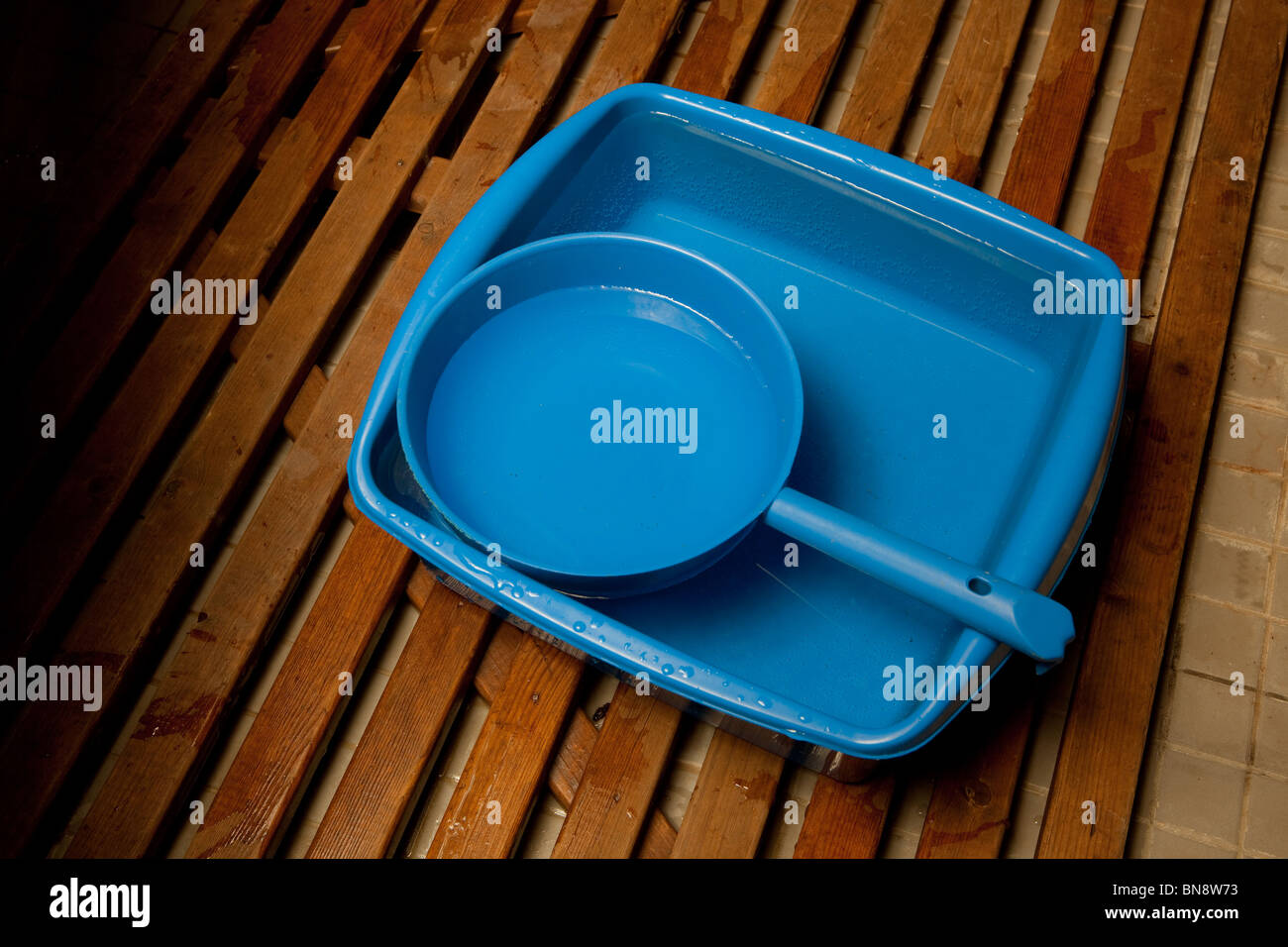 Waschschüssel und Reinigungswasser Stockfoto