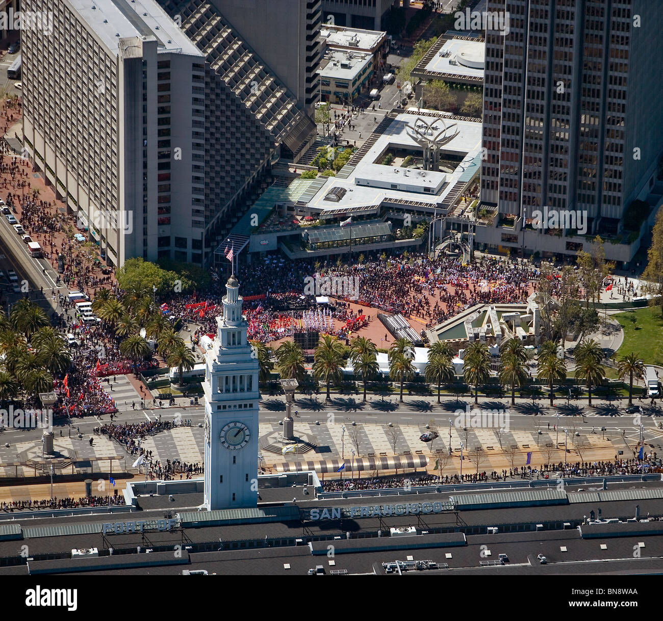 Luftaufnahme über Massen Olympischer Fackellauf San Francisco Kalifornien Stockfoto