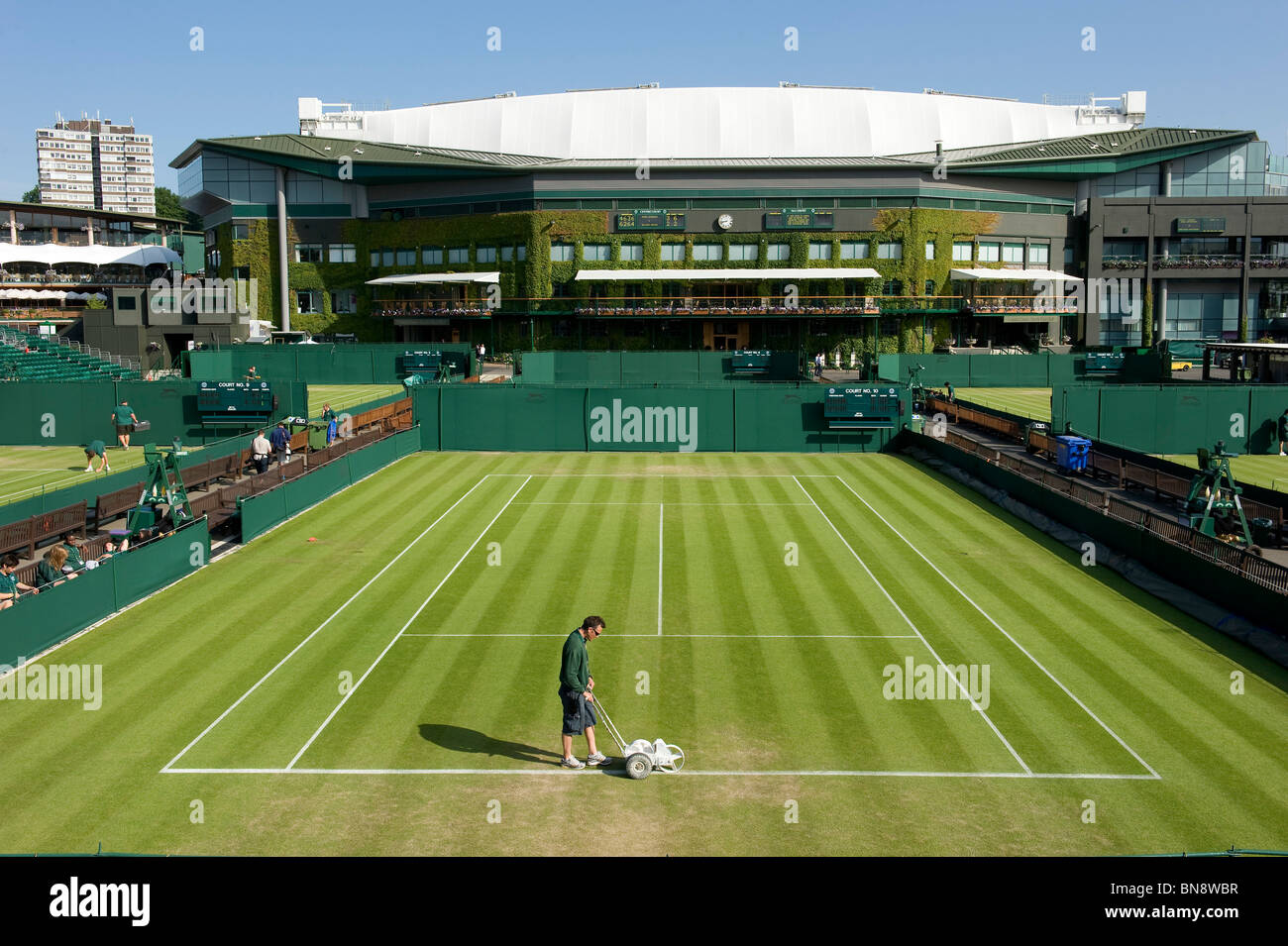 Weiße Linien sind auf Platz 10 vor dem Spiel während Wimbledon Tennis Championships 2010 gemalt. Stockfoto