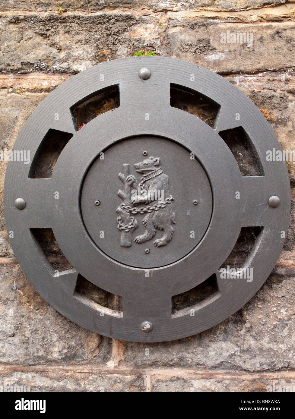Detail der Bär und Personal Symbol an der Wand außerhalb Lord Leycester Hospital in Warwick England UK Stockfoto