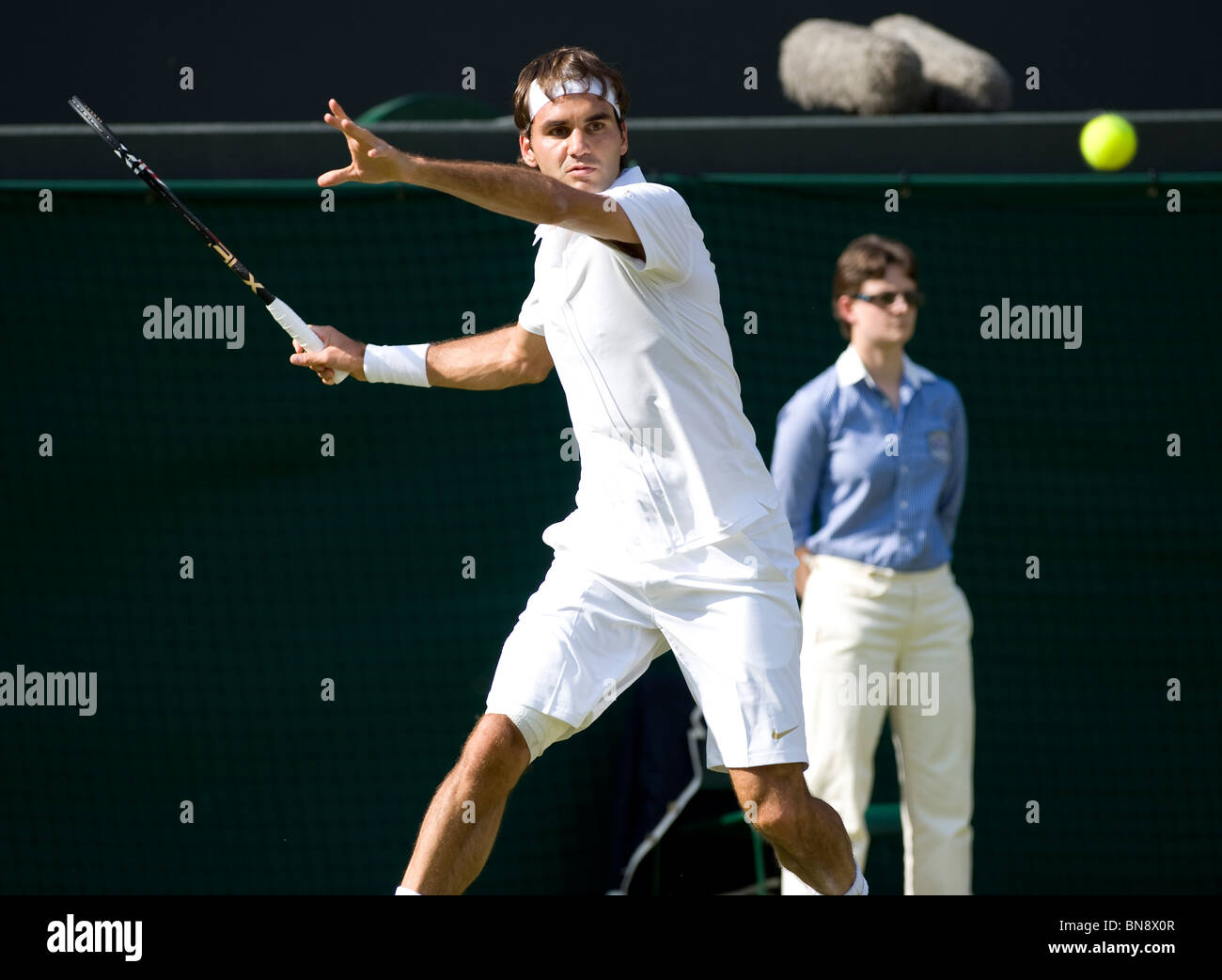 Roger Federer (SUI) in Aktion während Wimbledon Tennis Championships 2010 Stockfoto