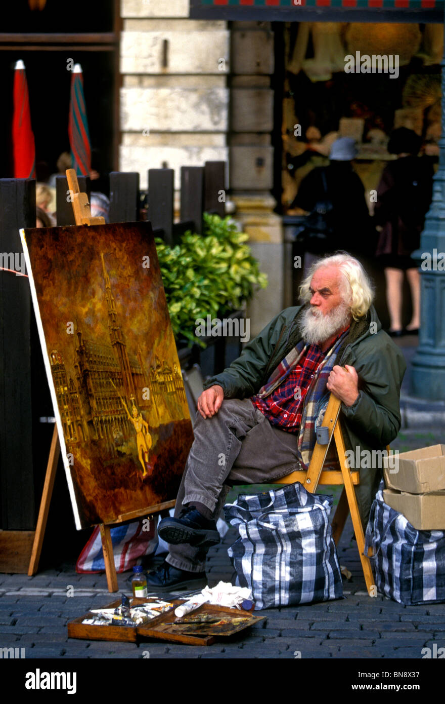 Belgische Mann, reifer Mann, Künstler, Maler, GrandPlace, der Grand Place, Brüssel, Brüssel, Region Brüssel-Hauptstadt, Belgien, Europa Stockfoto